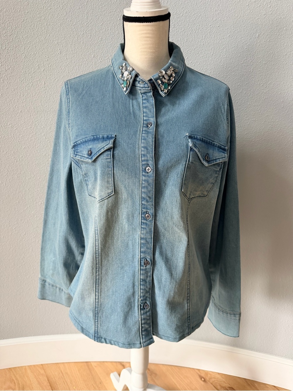 NWT R1893 Light Wash Embellished Rhinestone Denim Shirt XL